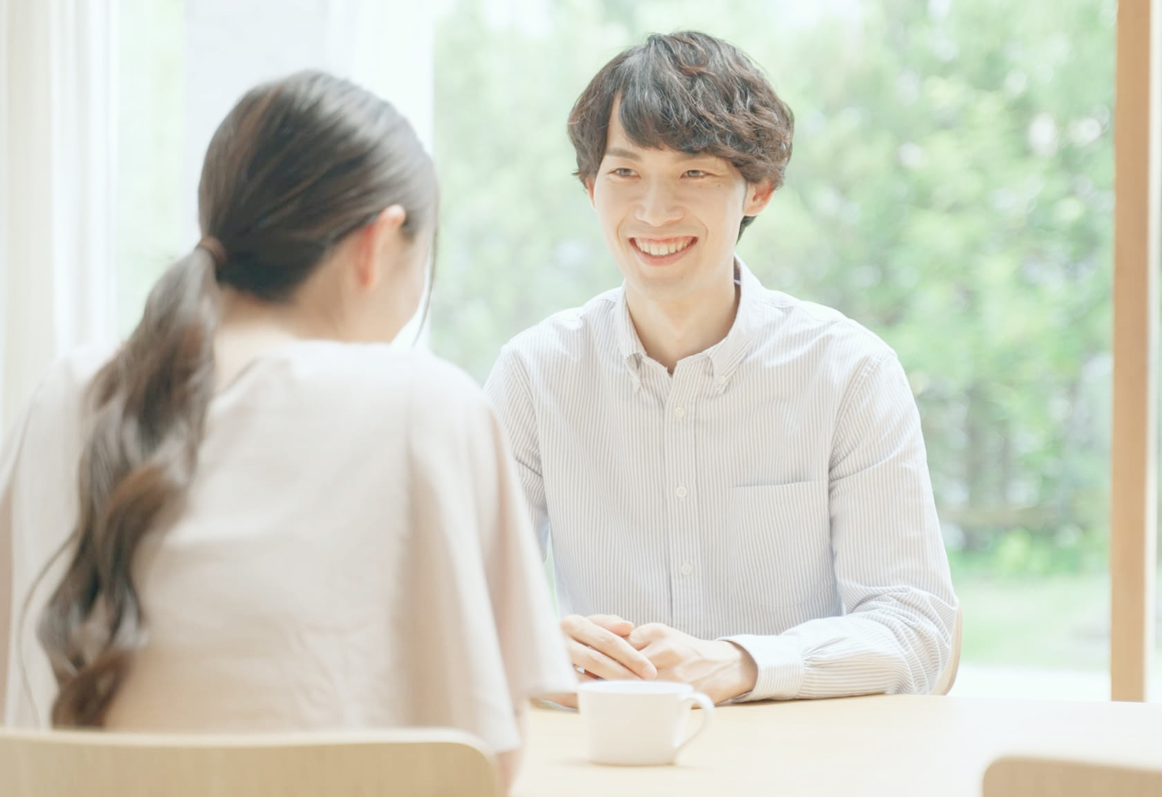 相談を受ける男性職員